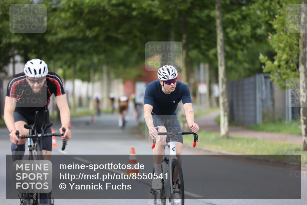 10.08.2025 - GEWOBA Citytriathlon Bremen Yannick Fuchs http://msf.ph/oto/8550541 10.08.2025 12:24:39 Radfahren 597, 623, 660, 672, 698, 705, 737, 779, 809, 883, 896, 925, 964, 1006, 1036 meine-sportfotos.de