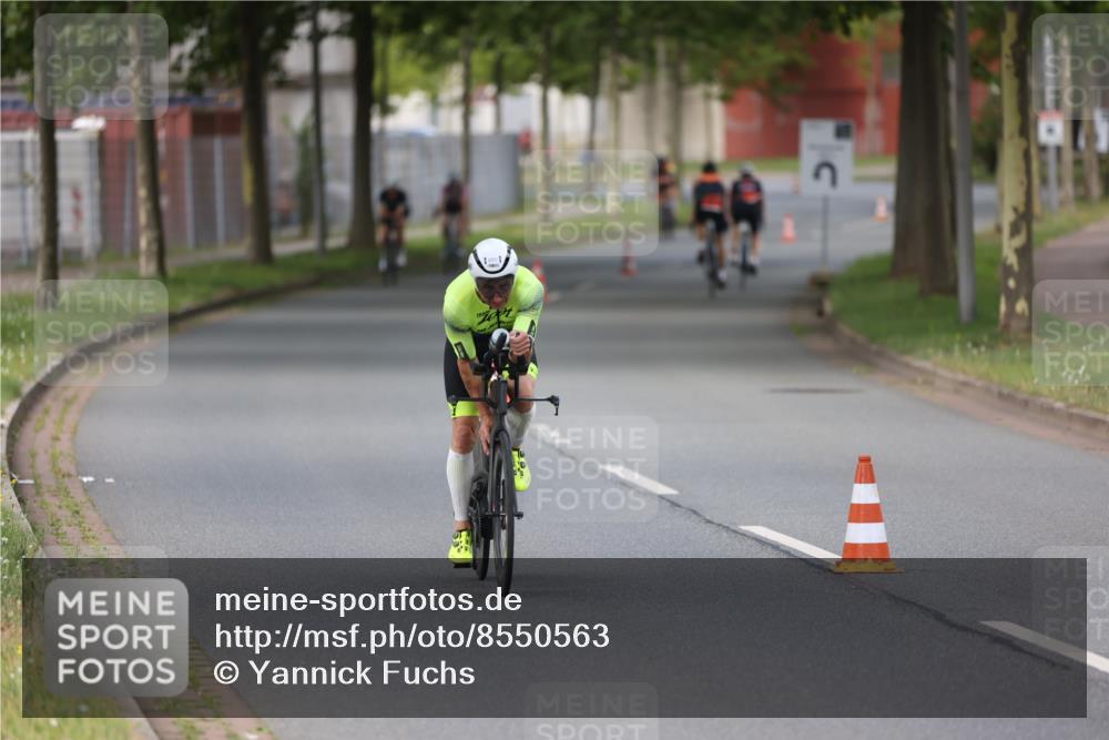 10.08.2025 - GEWOBA Citytriathlon Bremen Yannick Fuchs http://msf.ph/oto/8550563 10.08.2025 12:24:49 Radfahren 597, 672, 698, 737, 814, 880, 890, 896, 954, 955, 1006 meine-sportfotos.de