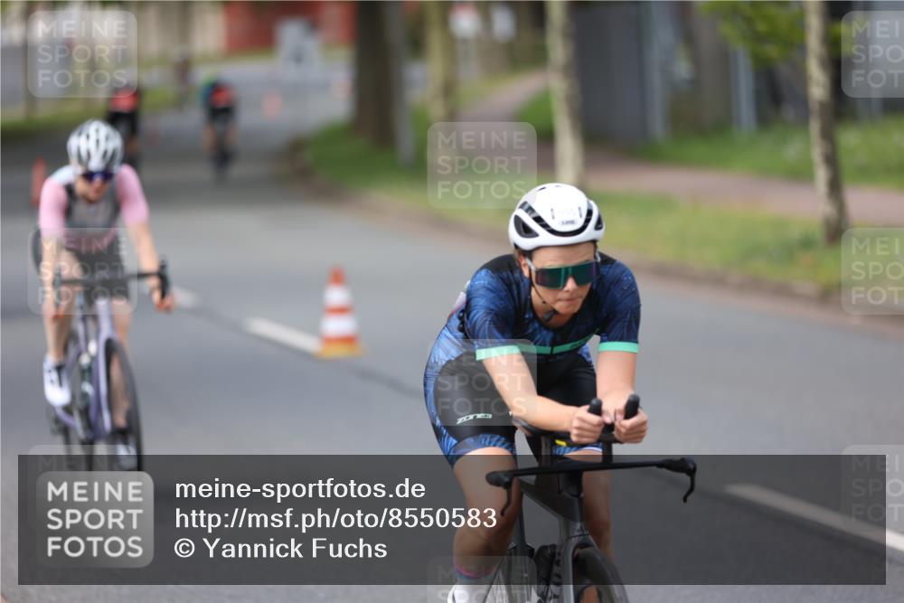 10.08.2025 - GEWOBA Citytriathlon Bremen Yannick Fuchs http://msf.ph/oto/8550583 10.08.2025 12:24:57 Radfahren 698, 737, 814, 880, 890, 896, 954, 955, 958 meine-sportfotos.de