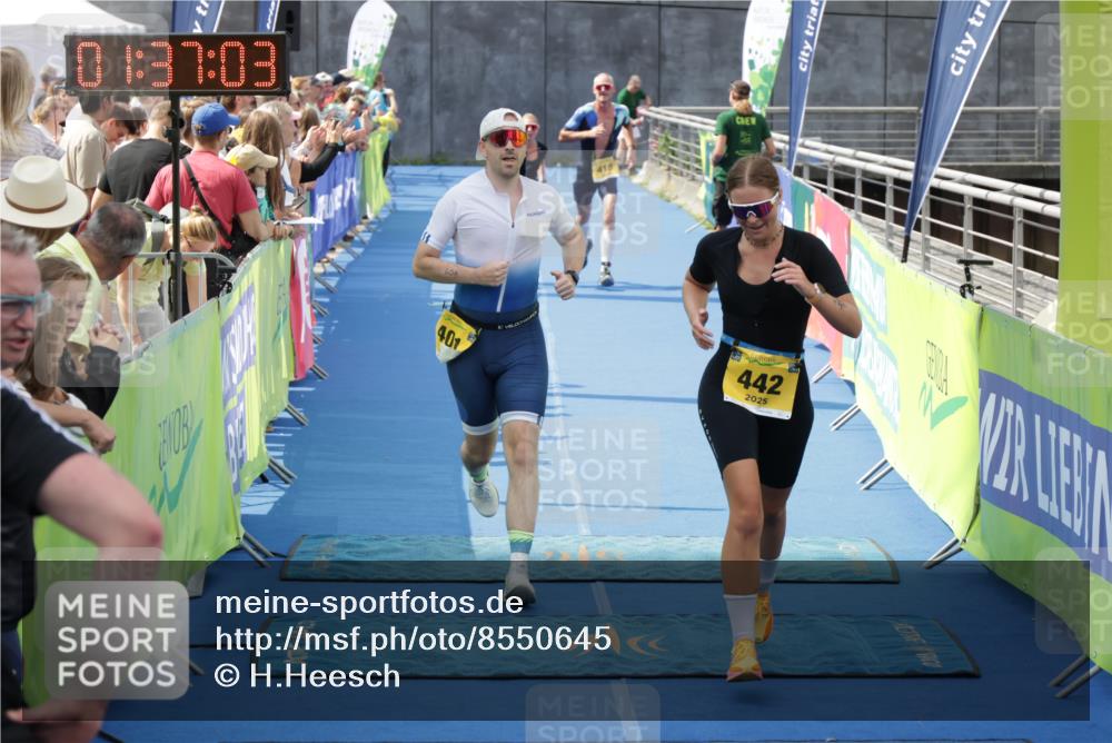 10.08.2025 - GEWOBA Citytriathlon Bremen H.Heesch http://msf.ph/oto/8550645 10.08.2025 11:40:45 Ziel 401, 417, 442, 498 meine-sportfotos.de