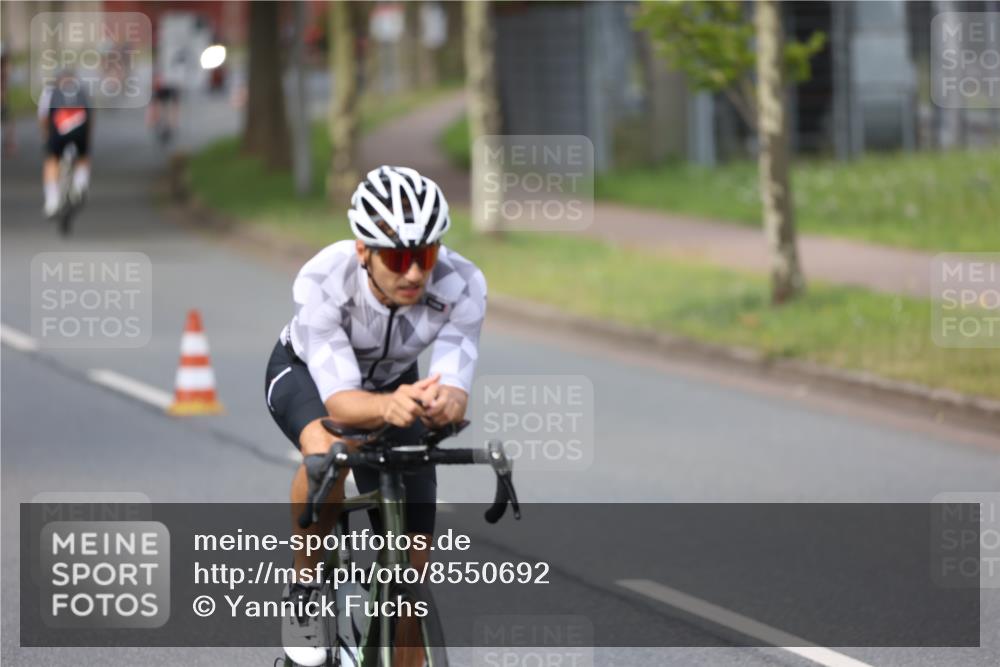 10.08.2025 - GEWOBA Citytriathlon Bremen Yannick Fuchs http://msf.ph/oto/8550692 10.08.2025 12:25:58 Radfahren 611, 661, 677, 693, 730, 755, 830, 842, 849, 865, 871, 911, 1014 meine-sportfotos.de