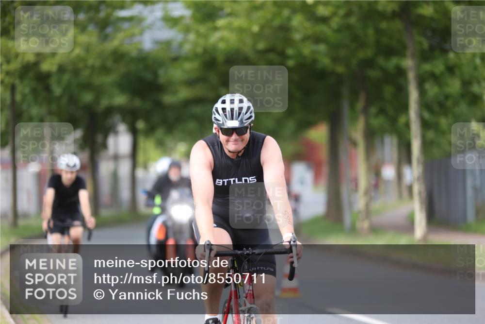 10.08.2025 - GEWOBA Citytriathlon Bremen Yannick Fuchs http://msf.ph/oto/8550711 10.08.2025 12:26:07 Radfahren 608, 611, 661, 693, 730, 755, 786, 808, 842, 849, 865, 871, 911, 1014 meine-sportfotos.de