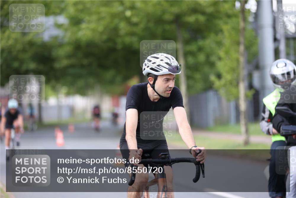 10.08.2025 - GEWOBA Citytriathlon Bremen Yannick Fuchs http://msf.ph/oto/8550720 10.08.2025 12:26:09 Radfahren 608, 611, 661, 730, 755, 786, 808, 842, 865, 871, 911, 1014 meine-sportfotos.de