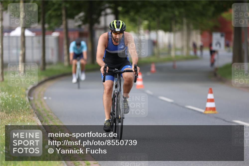 10.08.2025 - GEWOBA Citytriathlon Bremen Yannick Fuchs http://msf.ph/oto/8550739 10.08.2025 12:26:12 Radfahren 608, 611, 661, 730, 755, 786, 808, 842, 865, 871, 911, 1014 meine-sportfotos.de