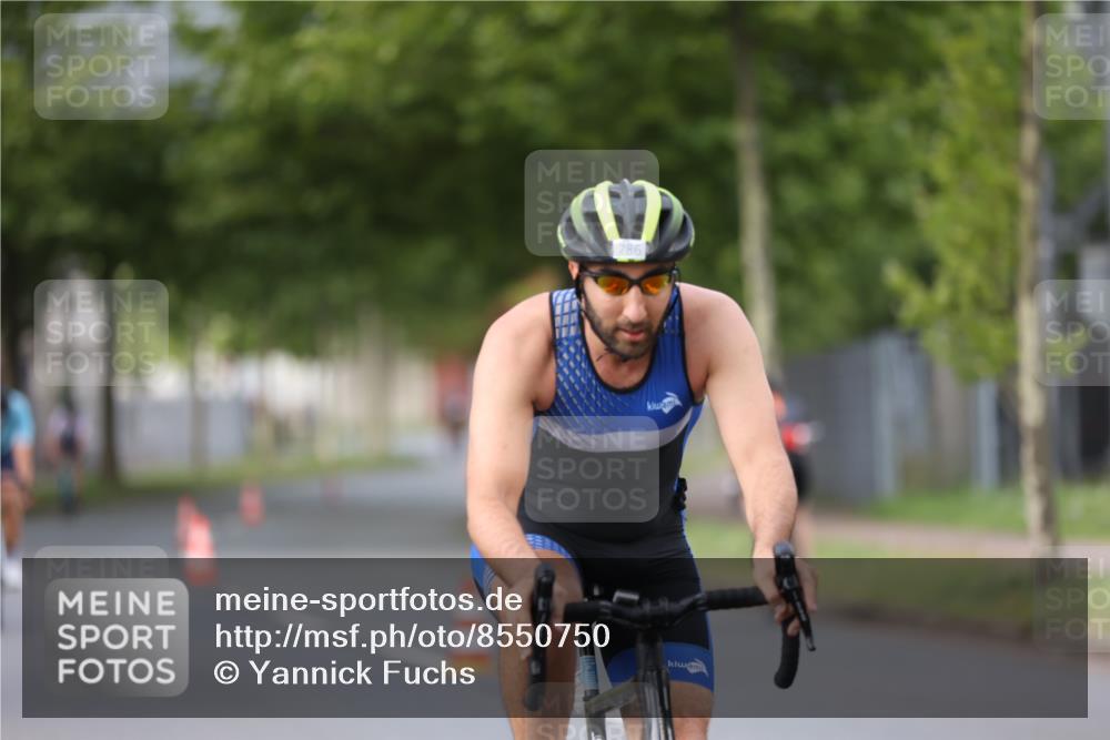 10.08.2025 - GEWOBA Citytriathlon Bremen Yannick Fuchs http://msf.ph/oto/8550750 10.08.2025 12:26:13 Radfahren 608, 611, 661, 730, 786, 808, 842, 865, 871, 911, 1014 meine-sportfotos.de