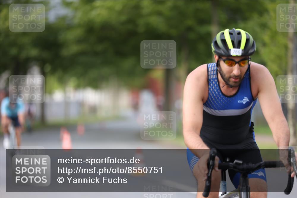 10.08.2025 - GEWOBA Citytriathlon Bremen Yannick Fuchs http://msf.ph/oto/8550751 10.08.2025 12:26:13 Radfahren 608, 611, 661, 730, 786, 808, 842, 865, 871, 911, 1014 meine-sportfotos.de