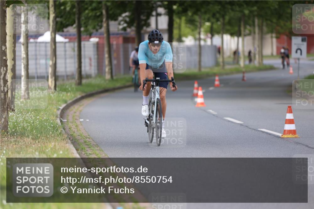 10.08.2025 - GEWOBA Citytriathlon Bremen Yannick Fuchs http://msf.ph/oto/8550754 10.08.2025 12:26:14 Radfahren 608, 611, 661, 730, 786, 808, 842, 865, 871, 911 meine-sportfotos.de