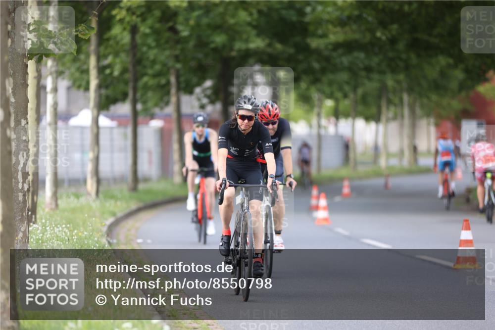10.08.2025 - GEWOBA Citytriathlon Bremen Yannick Fuchs http://msf.ph/oto/8550798 10.08.2025 12:26:30 Radfahren 574, 628, 668, 731, 808, 837, 903, 930, 972 meine-sportfotos.de