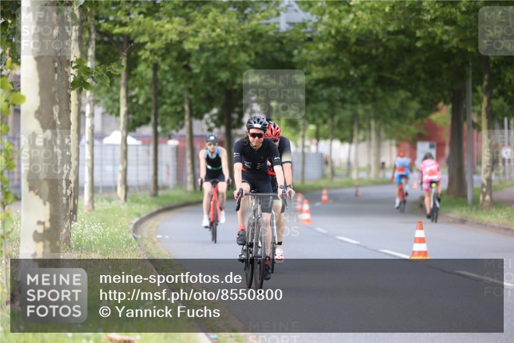 10.08.2025 - GEWOBA Citytriathlon Bremen Yannick Fuchs http://msf.ph/oto/8550800 10.08.2025 12:26:30 Radfahren 574, 628, 668, 731, 808, 837, 903, 930, 972 meine-sportfotos.de