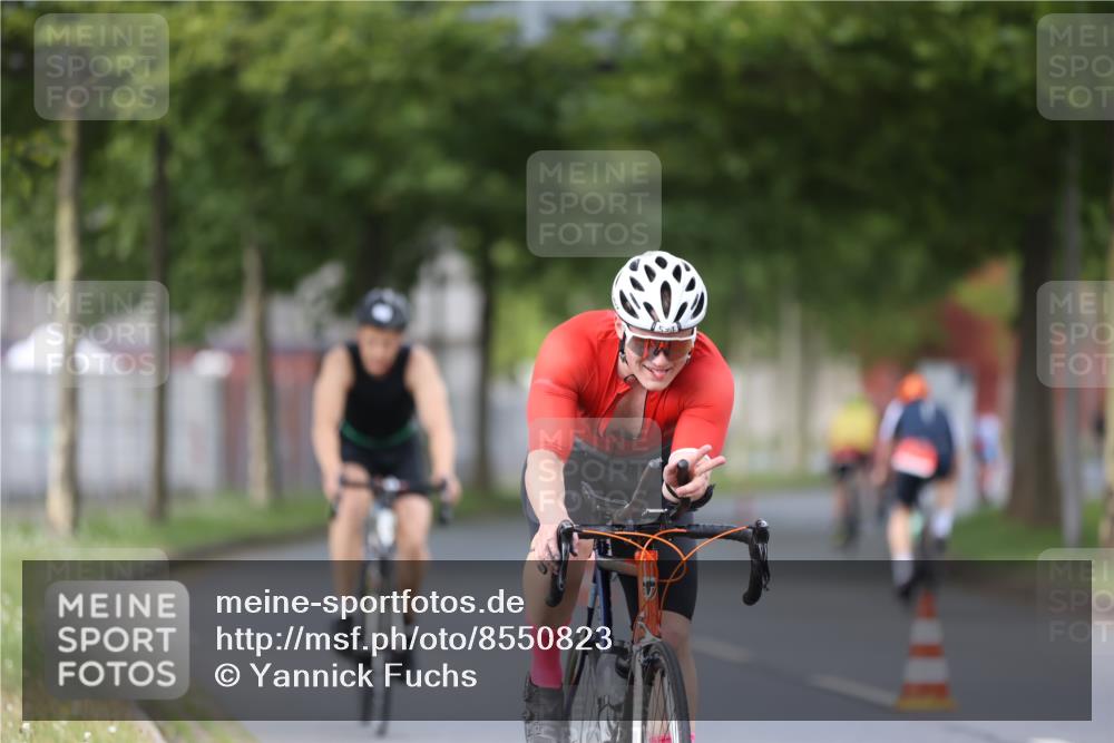 10.08.2025 - GEWOBA Citytriathlon Bremen Yannick Fuchs http://msf.ph/oto/8550823 10.08.2025 12:26:35 Radfahren 574, 628, 668, 710, 731, 837, 903, 930, 939, 946, 972 meine-sportfotos.de