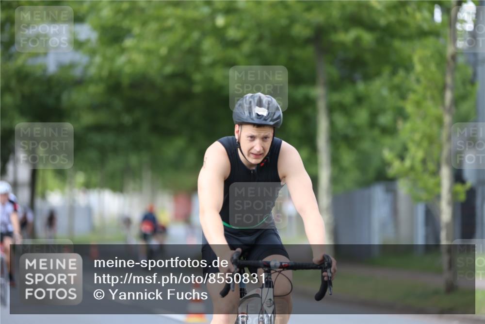 10.08.2025 - GEWOBA Citytriathlon Bremen Yannick Fuchs http://msf.ph/oto/8550831 10.08.2025 12:26:36 Radfahren 574, 628, 668, 710, 731, 837, 903, 930, 939, 946, 972 meine-sportfotos.de