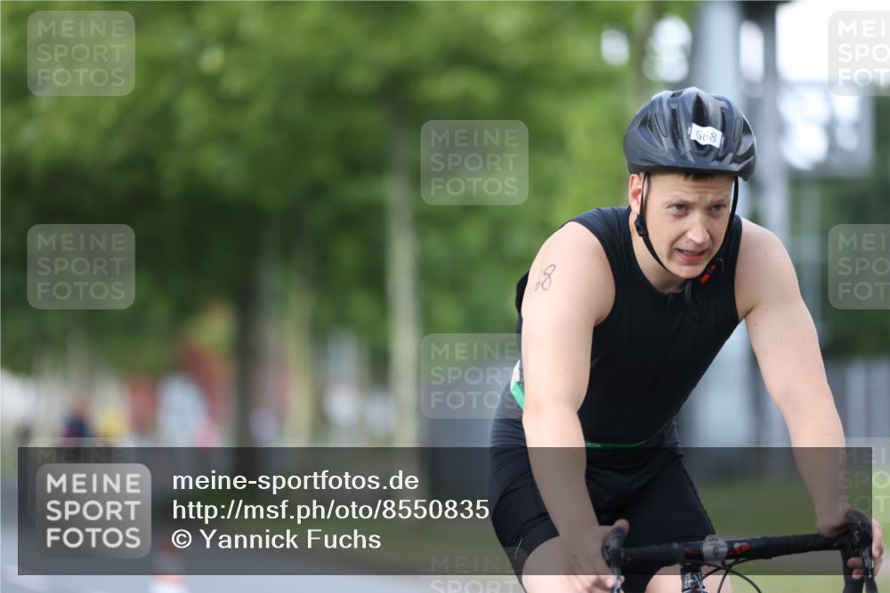 10.08.2025 - GEWOBA Citytriathlon Bremen Yannick Fuchs http://msf.ph/oto/8550835 10.08.2025 12:26:37 Radfahren 574, 628, 644, 668, 710, 731, 837, 846, 903, 930, 939, 946, 972 meine-sportfotos.de