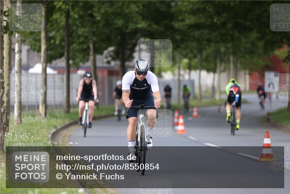 10.08.2025 - GEWOBA Citytriathlon Bremen Yannick Fuchs http://msf.ph/oto/8550854 10.08.2025 12:26:41 Radfahren 574, 628, 644, 668, 710, 731, 837, 846, 889, 903, 930, 939, 946, 972 meine-sportfotos.de