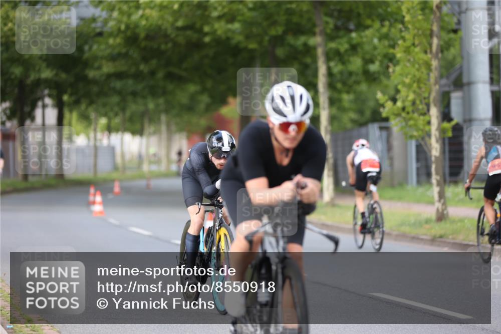10.08.2025 - GEWOBA Citytriathlon Bremen Yannick Fuchs http://msf.ph/oto/8550918 10.08.2025 12:26:59 Radfahren 607, 644, 703, 727, 846, 889, 928, 946, 948, 1003 meine-sportfotos.de