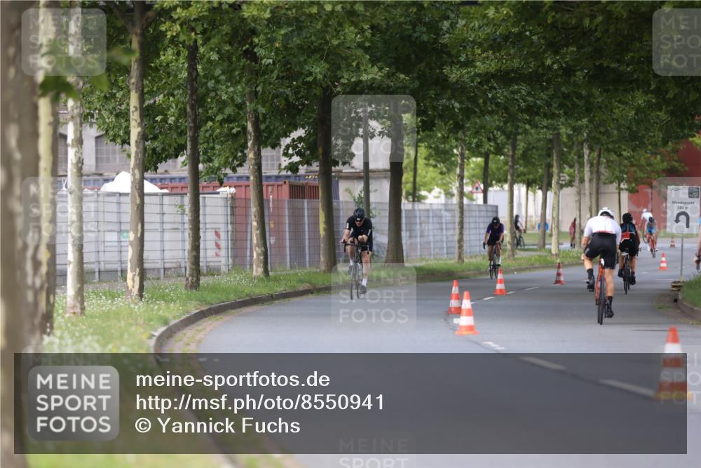 10.08.2025 - GEWOBA Citytriathlon Bremen Yannick Fuchs http://msf.ph/oto/8550941 10.08.2025 12:27:05 Radfahren 607, 703, 727, 918, 928, 948, 1003 meine-sportfotos.de