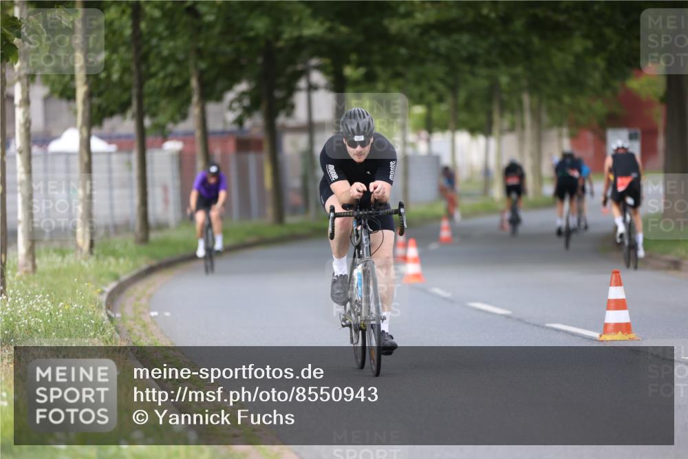 10.08.2025 - GEWOBA Citytriathlon Bremen Yannick Fuchs http://msf.ph/oto/8550943 10.08.2025 12:27:10 Radfahren 607, 633, 703, 727, 918, 962, 1003 meine-sportfotos.de