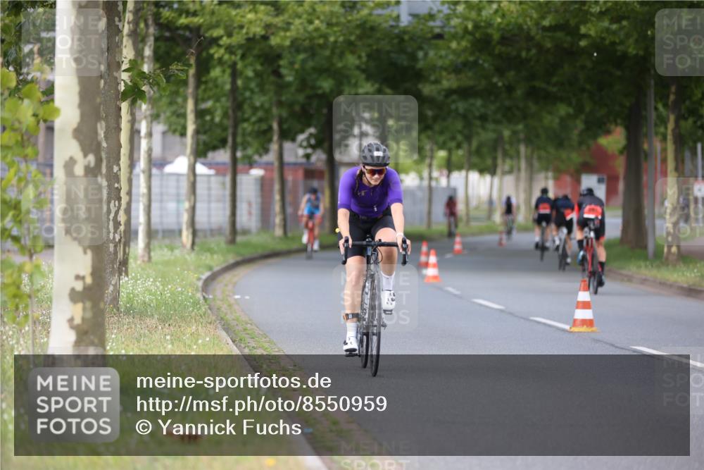 10.08.2025 - GEWOBA Citytriathlon Bremen Yannick Fuchs http://msf.ph/oto/8550959 10.08.2025 12:27:13 Radfahren 586, 607, 633, 727, 792, 918, 962, 1003 meine-sportfotos.de