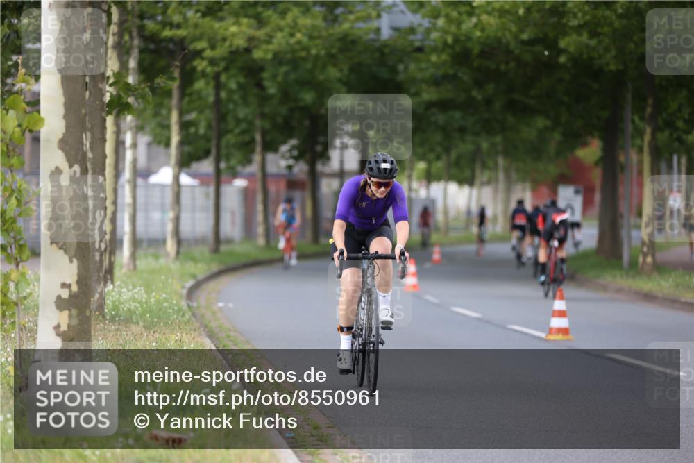 10.08.2025 - GEWOBA Citytriathlon Bremen Yannick Fuchs http://msf.ph/oto/8550961 10.08.2025 12:27:13 Radfahren 586, 607, 633, 727, 792, 918, 962, 1003 meine-sportfotos.de