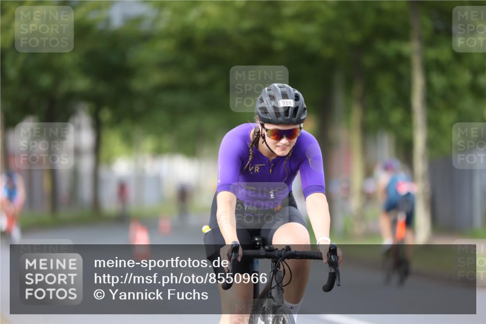 10.08.2025 - GEWOBA Citytriathlon Bremen Yannick Fuchs http://msf.ph/oto/8550966 10.08.2025 12:27:14 Radfahren 586, 607, 633, 727, 792, 918, 962, 1003 meine-sportfotos.de