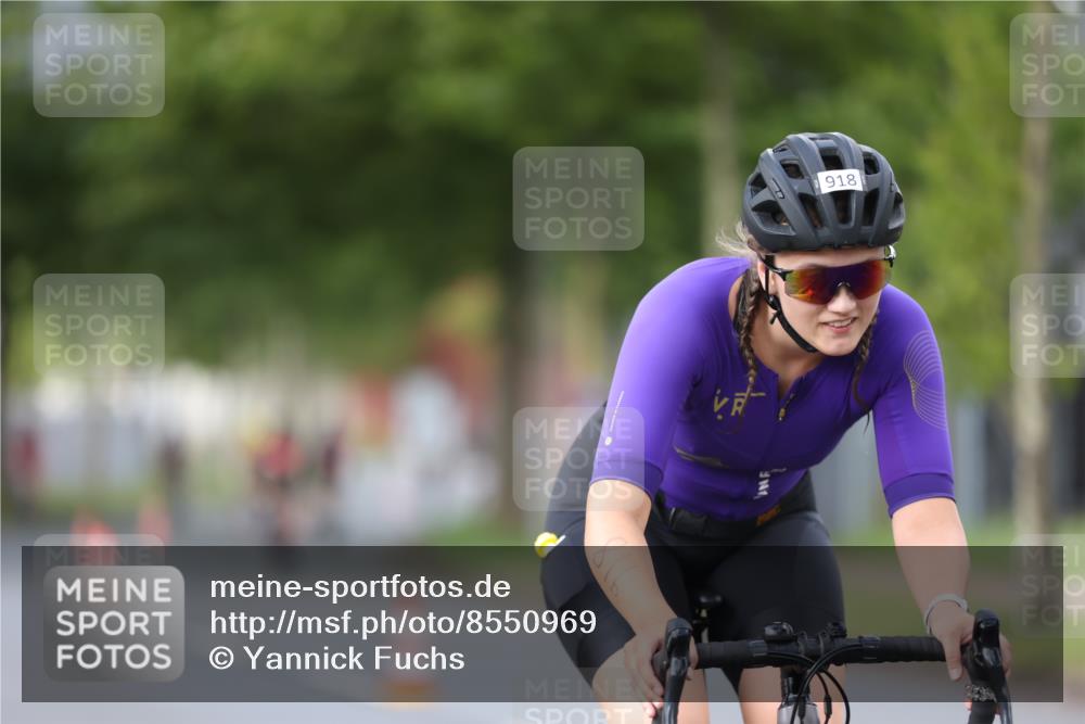 10.08.2025 - GEWOBA Citytriathlon Bremen Yannick Fuchs http://msf.ph/oto/8550969 10.08.2025 12:27:15 Radfahren 586, 607, 633, 727, 792, 918, 962, 1003 meine-sportfotos.de