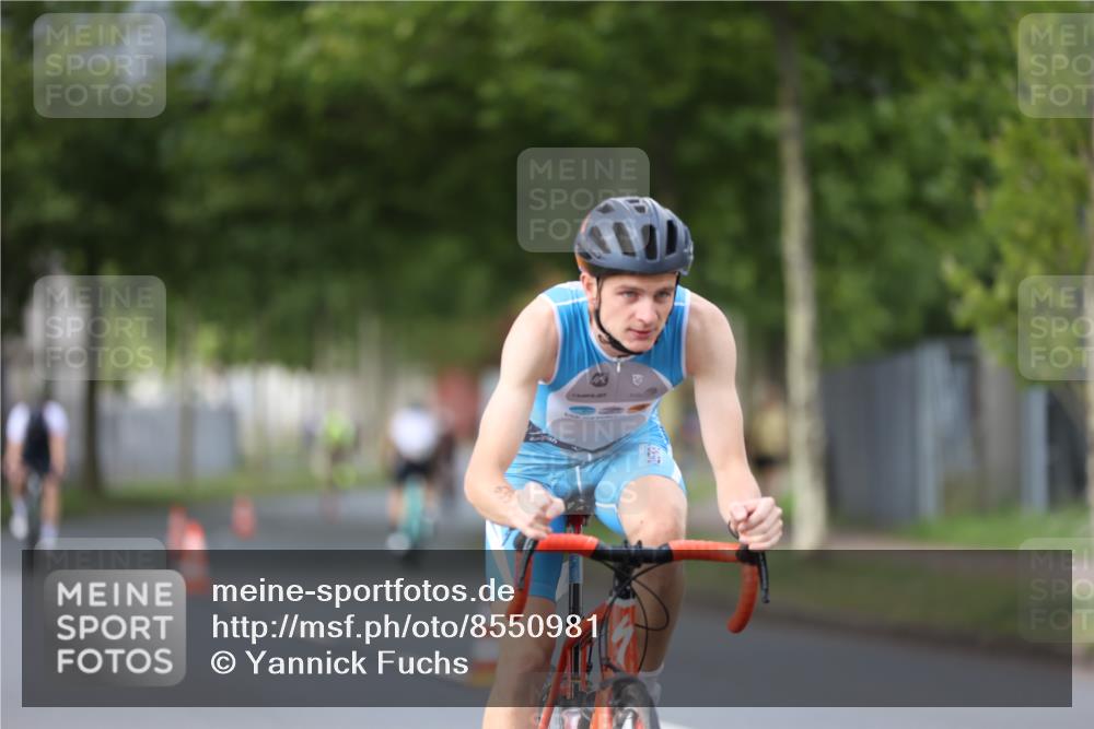 10.08.2025 - GEWOBA Citytriathlon Bremen Yannick Fuchs http://msf.ph/oto/8550981 10.08.2025 12:27:18 Radfahren 586, 607, 633, 792, 835, 918, 962 meine-sportfotos.de