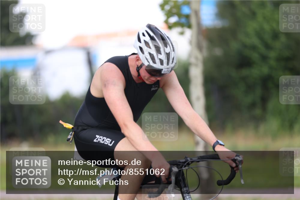 10.08.2025 - GEWOBA Citytriathlon Bremen Yannick Fuchs http://msf.ph/oto/8551062 10.08.2025 12:27:58 Radfahren 593, 669, 674, 676, 697, 712, 713, 716, 800, 819, 885, 907, 963 meine-sportfotos.de
