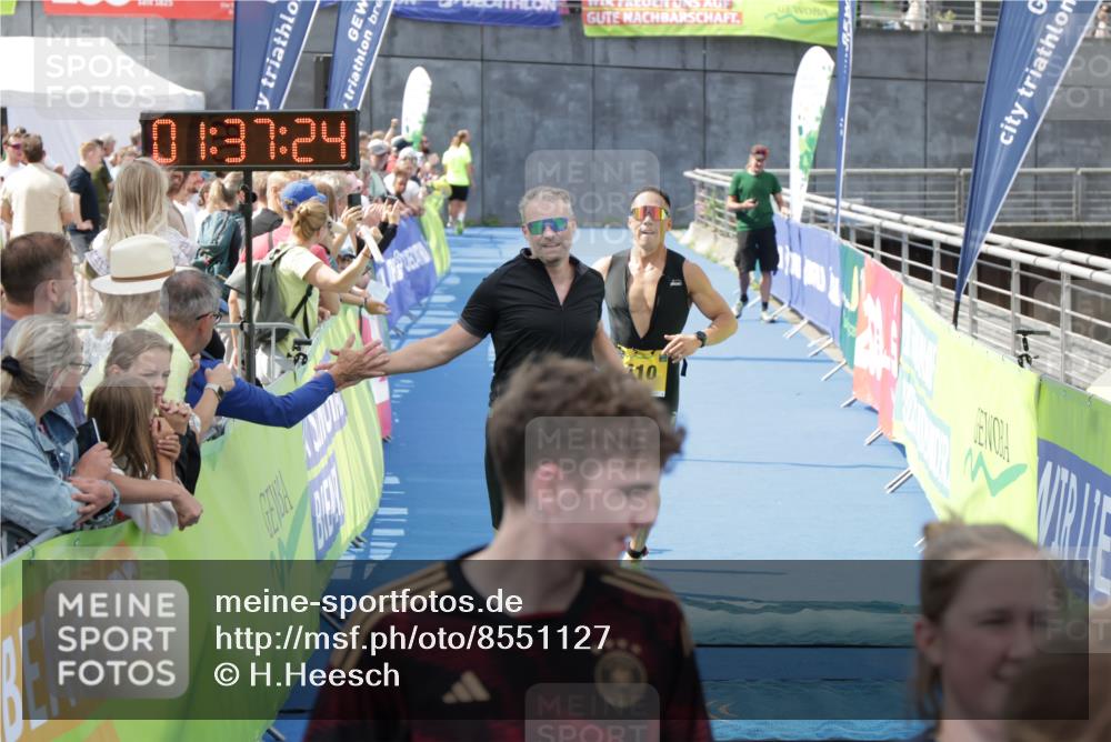 10.08.2025 - GEWOBA Citytriathlon Bremen H.Heesch http://msf.ph/oto/8551127 10.08.2025 11:41:05 Ziel 55, 223, 402, 410 meine-sportfotos.de