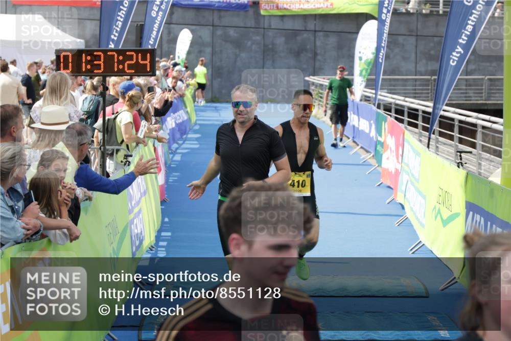 10.08.2025 - GEWOBA Citytriathlon Bremen H.Heesch http://msf.ph/oto/8551128 10.08.2025 11:41:06 Ziel 55, 223, 402, 410 meine-sportfotos.de