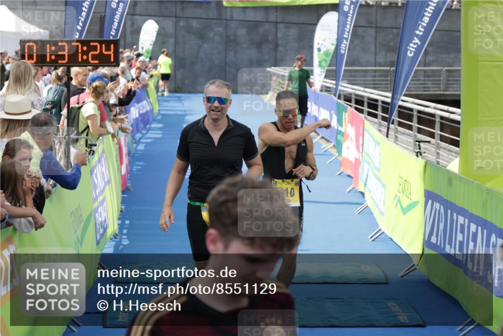 10.08.2025 - GEWOBA Citytriathlon Bremen H.Heesch http://msf.ph/oto/8551129 10.08.2025 11:41:06 Ziel 55, 223, 402, 410 meine-sportfotos.de