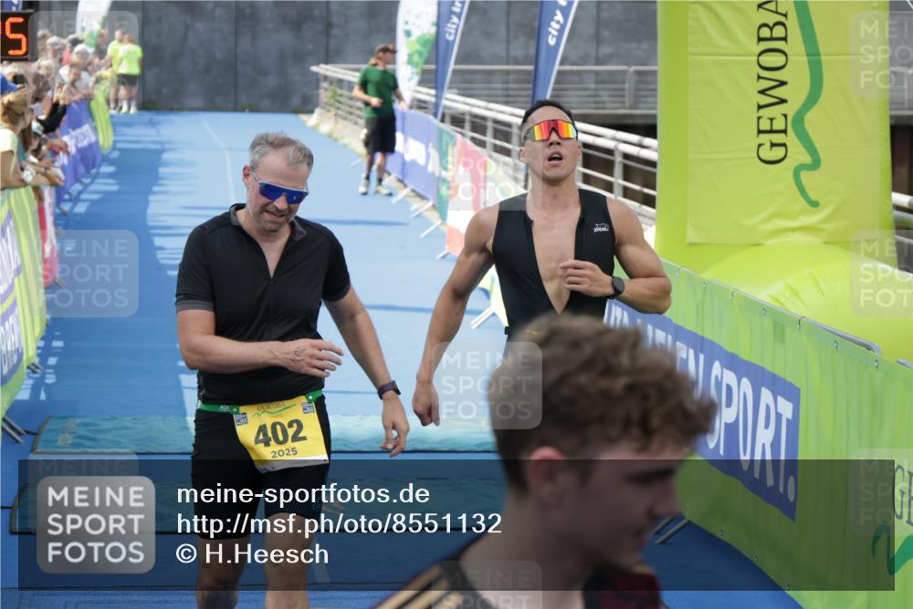 10.08.2025 - GEWOBA Citytriathlon Bremen H.Heesch http://msf.ph/oto/8551132 10.08.2025 11:41:07 Ziel 55, 223, 402, 410 meine-sportfotos.de