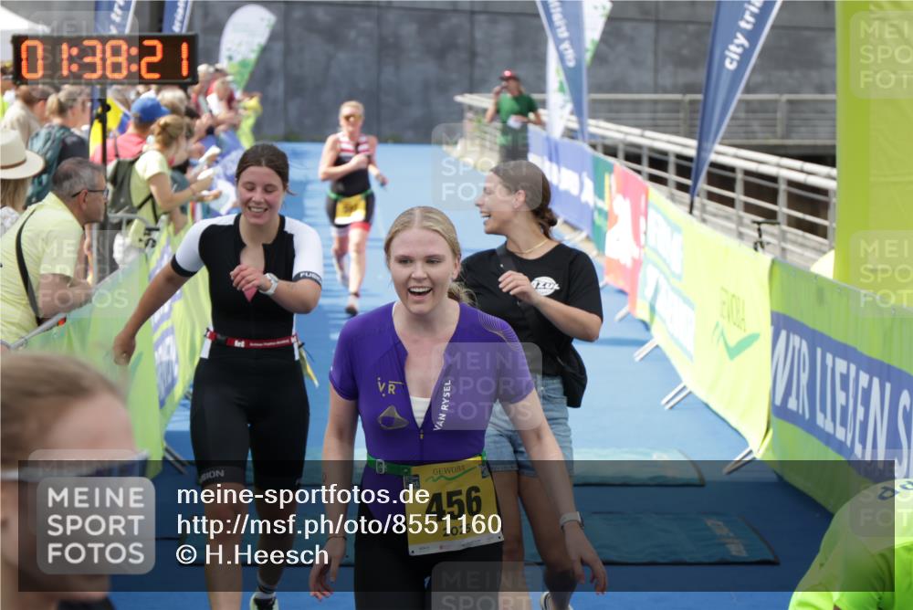 10.08.2025 - GEWOBA Citytriathlon Bremen H.Heesch http://msf.ph/oto/8551160 10.08.2025 11:42:03 Ziel 440, 451, 456, 501 meine-sportfotos.de