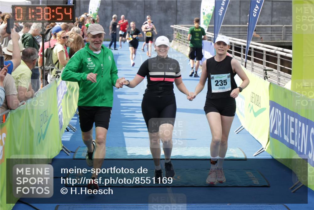 10.08.2025 - GEWOBA Citytriathlon Bremen H.Heesch http://msf.ph/oto/8551169 10.08.2025 11:42:36 Ziel 235, 476 meine-sportfotos.de