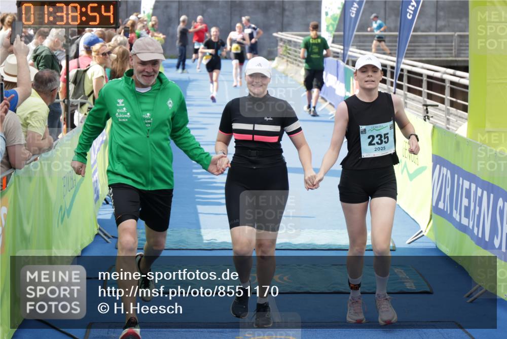 10.08.2025 - GEWOBA Citytriathlon Bremen H.Heesch http://msf.ph/oto/8551170 10.08.2025 11:42:36 Ziel 235, 476 meine-sportfotos.de