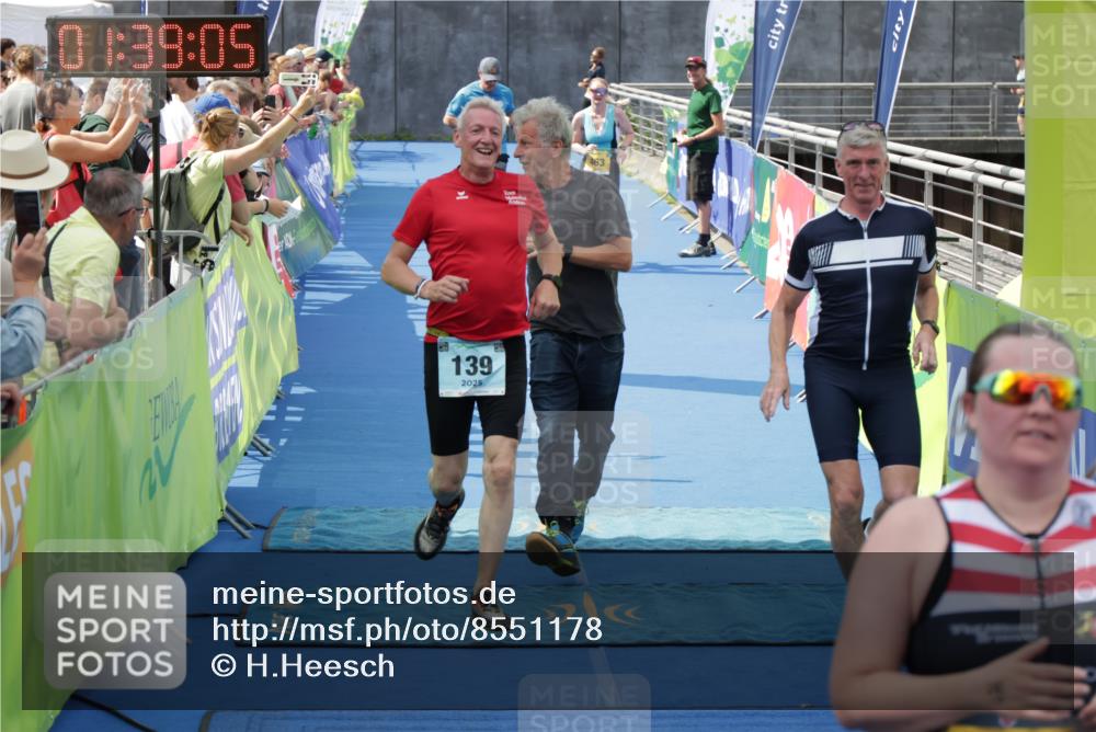 10.08.2025 - GEWOBA Citytriathlon Bremen H.Heesch http://msf.ph/oto/8551178 10.08.2025 11:42:46 Ziel 53, 139, 447, 463 meine-sportfotos.de