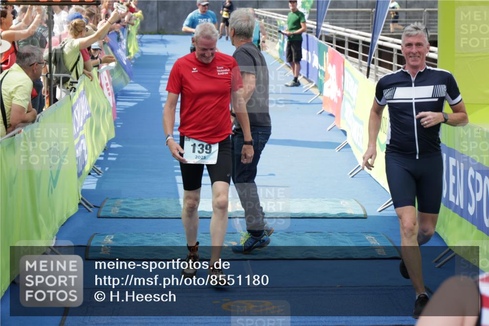 10.08.2025 - GEWOBA Citytriathlon Bremen H.Heesch http://msf.ph/oto/8551180 10.08.2025 11:42:47 Ziel 53, 139, 447, 463 meine-sportfotos.de
