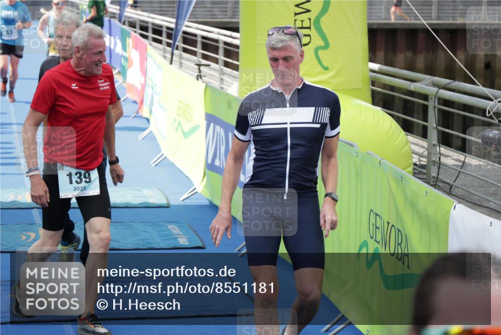 10.08.2025 - GEWOBA Citytriathlon Bremen H.Heesch http://msf.ph/oto/8551181 10.08.2025 11:42:48 Ziel 53, 139, 447, 463 meine-sportfotos.de