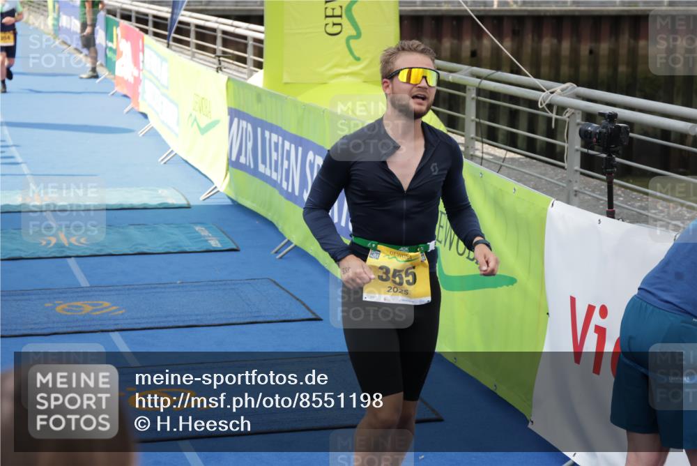10.08.2025 - GEWOBA Citytriathlon Bremen H.Heesch http://msf.ph/oto/8551198 10.08.2025 11:43:01 Ziel 354, 355, 506 meine-sportfotos.de