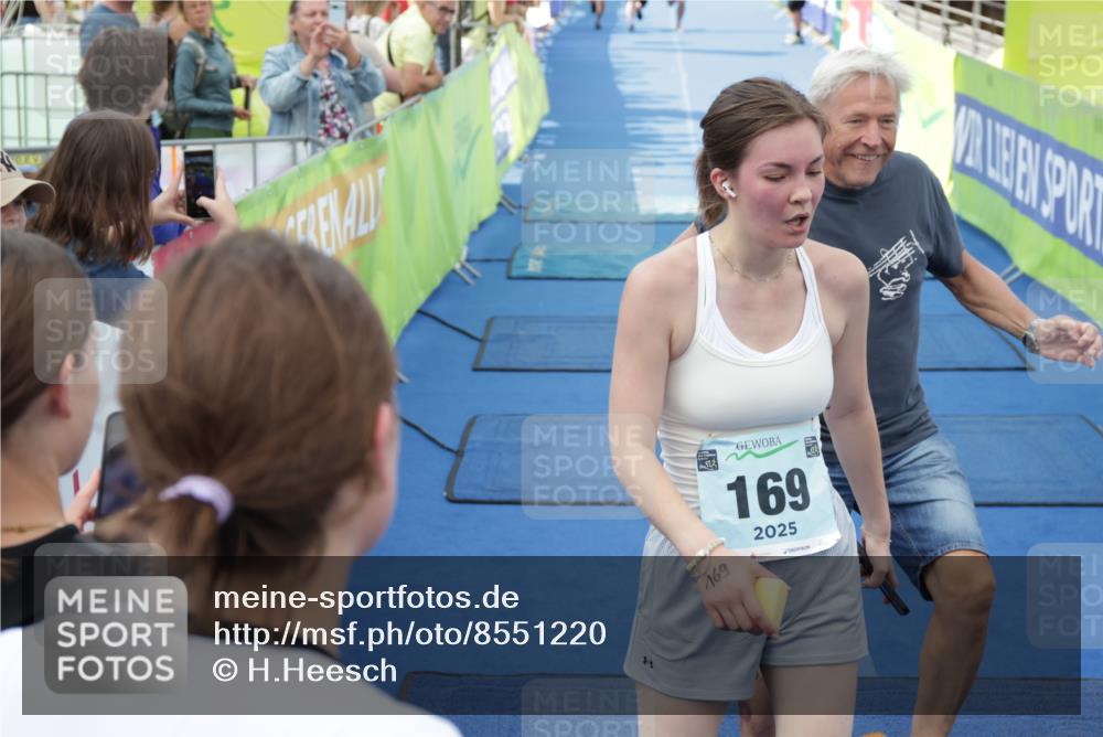 10.08.2025 - GEWOBA Citytriathlon Bremen H.Heesch http://msf.ph/oto/8551220 10.08.2025 11:43:18 Ziel 93, 169, 229 meine-sportfotos.de