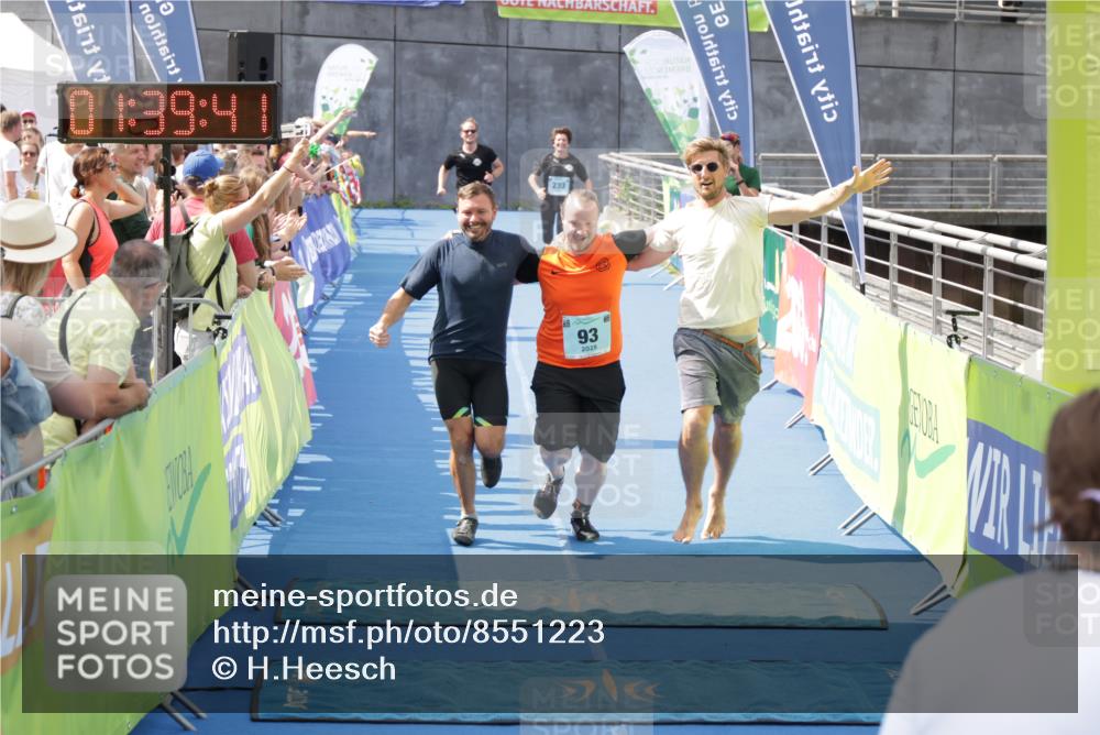 10.08.2025 - GEWOBA Citytriathlon Bremen H.Heesch http://msf.ph/oto/8551223 10.08.2025 11:43:23 Ziel 93, 169, 233 meine-sportfotos.de