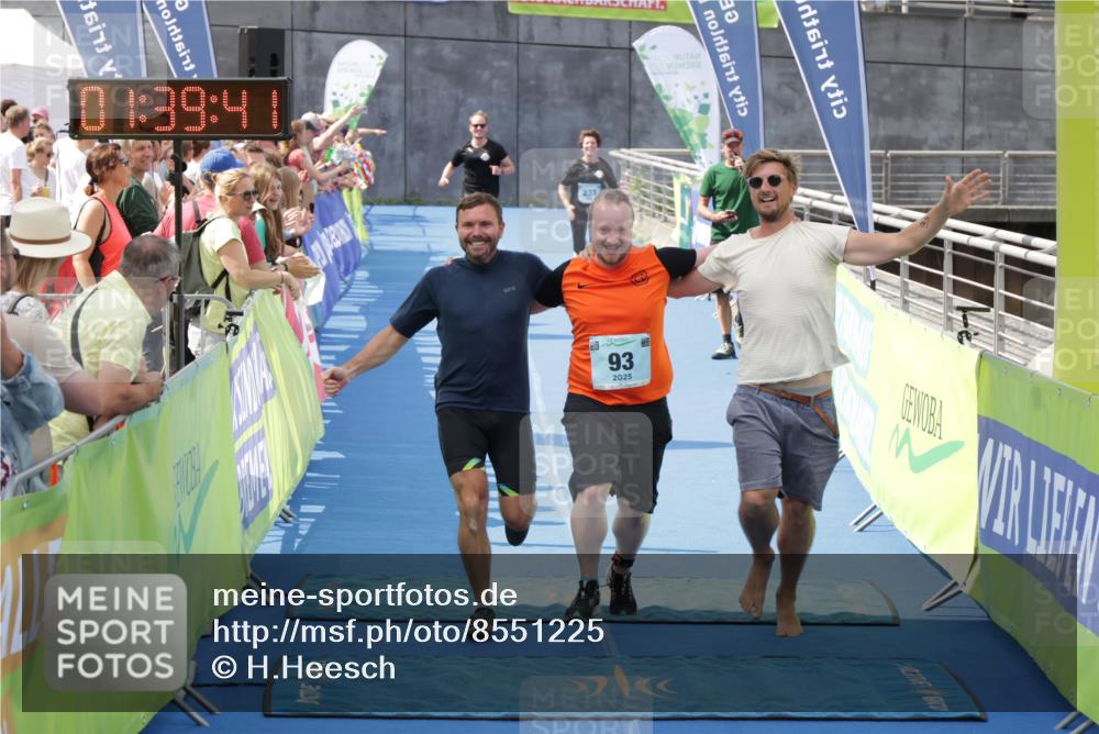 10.08.2025 - GEWOBA Citytriathlon Bremen H.Heesch http://msf.ph/oto/8551225 10.08.2025 11:43:23 Ziel 93, 169, 233 meine-sportfotos.de
