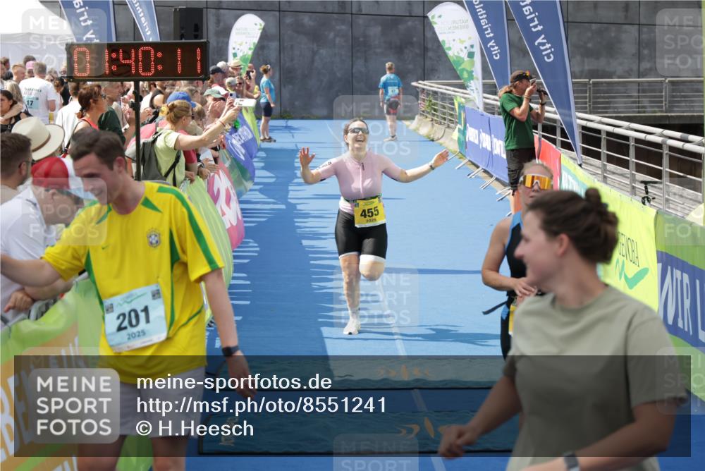 10.08.2025 - GEWOBA Citytriathlon Bremen H.Heesch http://msf.ph/oto/8551241 10.08.2025 11:43:53 Ziel 201, 455, 475 meine-sportfotos.de