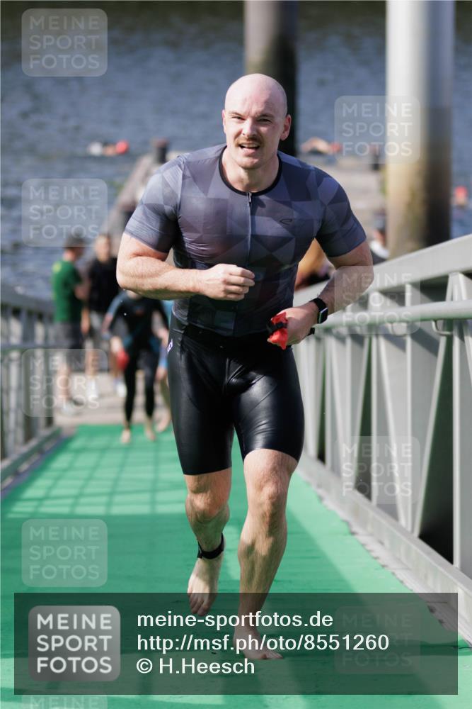 10.08.2025 - GEWOBA Citytriathlon Bremen H.Heesch http://msf.ph/oto/8551260 10.08.2025 10:20:41 Schwimmen 394, 396, 454, 473 meine-sportfotos.de