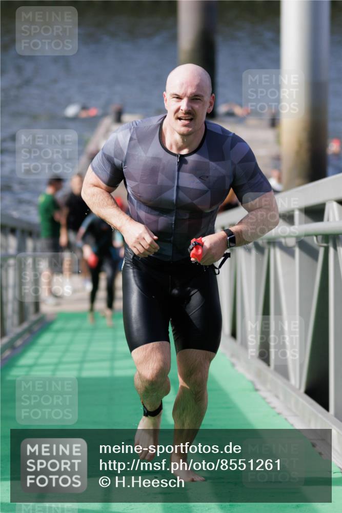 10.08.2025 - GEWOBA Citytriathlon Bremen H.Heesch http://msf.ph/oto/8551261 10.08.2025 10:20:41 Schwimmen 394, 396, 454, 473 meine-sportfotos.de