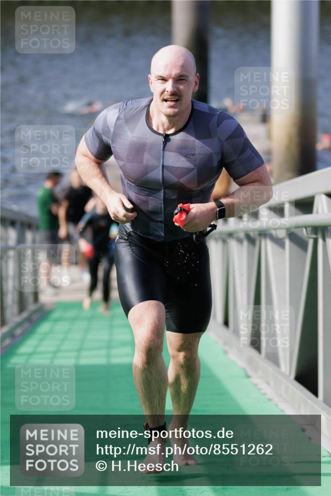 10.08.2025 - GEWOBA Citytriathlon Bremen H.Heesch http://msf.ph/oto/8551262 10.08.2025 10:20:41 Schwimmen 394, 396, 454, 473 meine-sportfotos.de