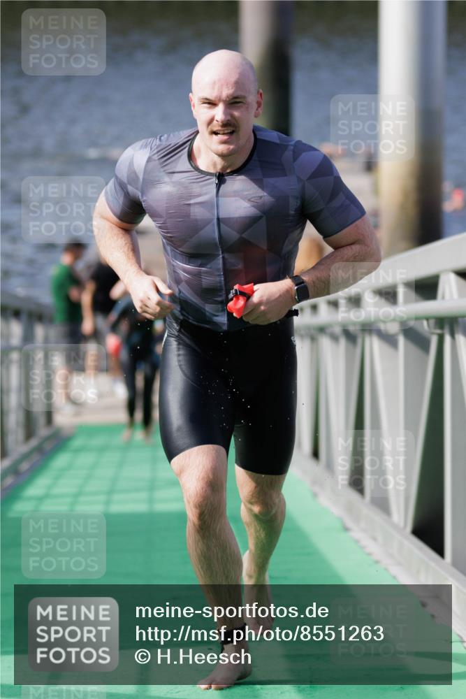 10.08.2025 - GEWOBA Citytriathlon Bremen H.Heesch http://msf.ph/oto/8551263 10.08.2025 10:20:41 Schwimmen 394, 396, 454, 473 meine-sportfotos.de