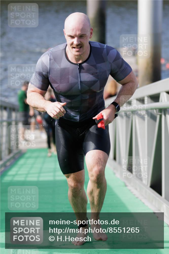 10.08.2025 - GEWOBA Citytriathlon Bremen H.Heesch http://msf.ph/oto/8551265 10.08.2025 10:20:42 Schwimmen 394, 421, 454, 473 meine-sportfotos.de