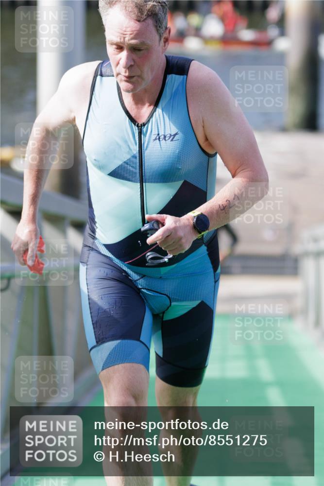 10.08.2025 - GEWOBA Citytriathlon Bremen H.Heesch http://msf.ph/oto/8551275 10.08.2025 10:20:54 Schwimmen 350, 418, 421, 454 meine-sportfotos.de