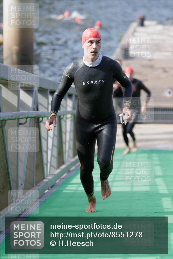 10.08.2025 - GEWOBA Citytriathlon Bremen H.Heesch http://msf.ph/oto/8551278 10.08.2025 10:20:57 Schwimmen 350, 418, 421 meine-sportfotos.de