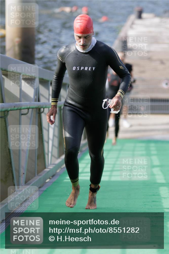 10.08.2025 - GEWOBA Citytriathlon Bremen H.Heesch http://msf.ph/oto/8551282 10.08.2025 10:20:57 Schwimmen 350, 418, 421 meine-sportfotos.de