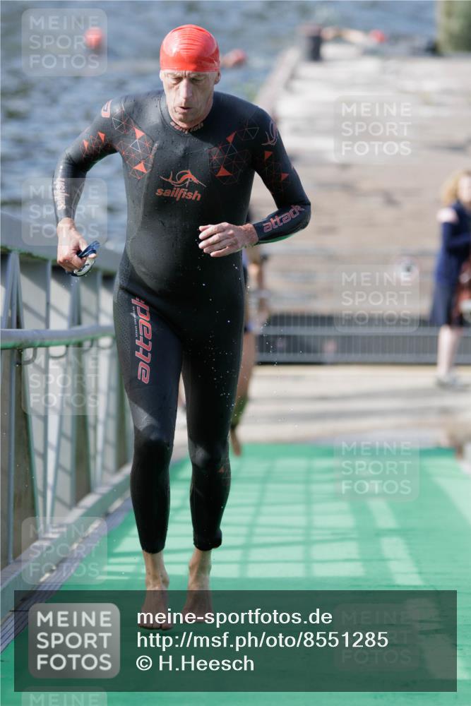 10.08.2025 - GEWOBA Citytriathlon Bremen H.Heesch http://msf.ph/oto/8551285 10.08.2025 10:21:04 Schwimmen 418, 430, 493 meine-sportfotos.de